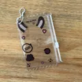 Detalle en primer plano del tarjetero de PVC transparente con orejas y cierre de cremallera. - Bolsas con cremallera de conejito gris