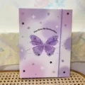 A5 classeur de cartes photo papillon violet vue detaillee avec fermeture elastique. - Couverture de classeur A5 papillon violet