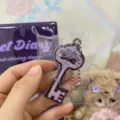Llavero de acrílico morado con cadena de cuentas de metal, lindo diseño de dibujos animados. - Llaveros en negro y violeta