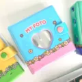 Detailansicht des süßen PVC Mini Fotokartenhalters mit Herz-Ausschnitt und Blumenmuster. - Rosa und blaue Hülle