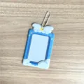 Gros plan détail du porte-carte photo avec design d'aile d'ange bleue, nuage et chaînette. - Porte-Carte Nuage (Ailes) / Bleu