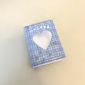 Dettaglio del mini raccoglitore per fototessere a quadri blu con intaglio a cuore. - Coniglio a quadri blu / 3 Pollici (40 Tasche) / Blu