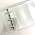 Λεπτομερής λήψη μίνι άλμπουμ φωτογραφιών PVC με τρεις μεταλλικούς κρίκους και θήκες. - 15 εσωτερικές σελίδες PVC