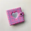 Vue detaillee du classeur de cartes rose a carreaux avec decoupe coeur et fermoir a pression. - Album à carreaux roses (inclus 20 pages intérieures en PP)