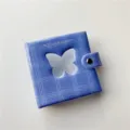 Vue détaillée du mini album photo à carreaux bleus avec fenêtre papillon et bouton-pression. - Album à carreaux bleu-violet (inclus 20 pages intérieures en PP)