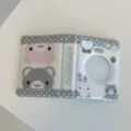 Vue rapprochée détaillée d'un mignon classeur de photocard dessin animé 3 pouces. - Album photo 3 pouces fraise à pois gris