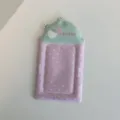 Lindo tarjetero de PVC de fresa con lunares para fotos de 3 pulgadas, photocards y tarjetas. - Funda para tarjeta de 3 pulgadas fresa sobre fondo rosa