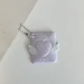 Vista detallada del tarjetero con corazón de ángel y lunares morados con alas y cadena. - Funda para tarjeta de 1 pulgada ángel de lunares morados
