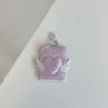 Primer plano detalle del colgante tarjetero corazón alas de ángel topos rosa con cadena - Funda para tarjeta de 1 pulgada ángel de lunares rosas