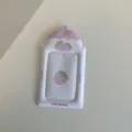 Lindo tarjetero de PVC para foto de 3 pulgadas con fresa de lunares rosa colgante de exhibición - Funda para tarjeta de 3 pulgadas fresa sobre fondo blanco
