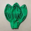 Vista dettagliata ravvicinata di palloncini in lattice verde con strisce nere, sgonfi. - Anguria