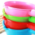 Scoop d'eau en plastique coloré avec longue poignée, louche de cuisine et de bain durable et utile. - Multicolore