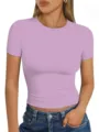 Vista dettagliata del crop top a maniche corte aderente in viola chiaro, stile casual. - Taglia S / Rosa loto