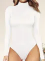 Nahaufnahme des weißen langärmeligen Stehkragen-Bodysuits, Stofftextur und Passform. - XS / Oberteile / Weiß