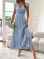 Detalle de vestido largo azul claro de verano, cuello en V y dobladillo con volante. - S / Azul cielo