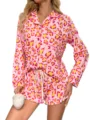 Roze panterprint pyjama detail, comfortabele top met lange mouwen en ruffle short. - Roze