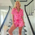 Roze pyjamaset met hartjesprint, korte mouwen top met reverskraag en shorts detail. - S / Kleurrijk Hart