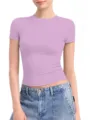 Vista de cerca de una camiseta corta entallada de manga corta color lila pastel puesta. - S / Tops / Rosa loto