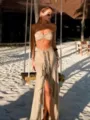 Khaki Zweiteiler Detail, trägerloses Bandeau-Top und hochgeschnittener langer Rock am Strand. - S / Oberteil Und Unterteil / Khaki