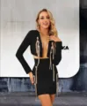 Detailaufnahme des schwarzen Langarm-Crop-Tops und Minirock-Sets mit goldenen Ketten. - XS / Set / Schwarz