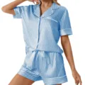 Détail en gros plan d'un pyjama en soie rayé bleu et blanc, haut à manches courtes et short. - S / Haut et Pantalon / Bleu clair