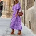 Vue détaillée de la robe midi violette à imprimé géométrique dans une scène de rue - Flamme Violette / XS