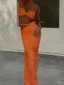 Detailaufnahme des lebendigen orangefarbenen Zweiteilers mit Raffung und Taillenausschnitt. - S / Top Und Unterteil / Orange