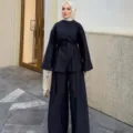 Ansicht des lässigen einfarbigen Langarm-Tops mit Taillierung und der weiten Hose. - S / Oberteil Und Unterteil / Schwarz Set