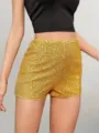 Short étincelant à paillettes dorées, taille moyenne, coupe ajustée, vue de détail. - Or