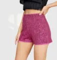Gros plan detail sur un short femme rose a sequins brillants texture scintillante. - Rose rouge