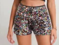 Detailaufnahme von bunten Pailletten-Shorts mit glitzernder Oberfläche und Passform. - S / bunt