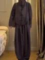 Detailaufnahme des eleganten Sets mit Stehkragen, Knöpfen und weiten Hosen für Damen. - S / Oberteil Und Unterteil / Dunkelbraun