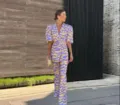 Retro lila gelbe abstrakte Wellenmuster Kurzarm Blazer und Schlaghosen Anzug Detail Szene. - S / Wie gezeigt