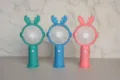 Dettaglio di simpatici mini ventilatori portatili con corna di cervo verde, blu e rosa. - Forma di corna