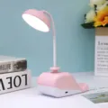 Lampada da scrivania a forma di balena rosa USB ricaricabile, braccio flessibile e supporto. - Rosa