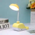 Simpatica lampada da scrivania LED a balena, luce notturna USB ricaricabile con porta telefono. - Giallo