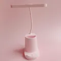 Lampada da scrivania rosa con portapenne, interruttore tattile e collo flessibile. - Rosa