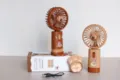 Dettaglio ventilatore portatile con ricarica USB, design orsetto e pratica base di supporto. - Marrone chiaro