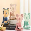 Süßer Cartoon Bär Roller Schreibtisch Ventilator, tragbarer kreativer Mini-Lüfter für Tisch. - Süßer Bär Cartoon Schubkarre Bleistiftspitzer Ventilator