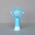 Tragbarer Handventilator in Blau, USB-wiederaufladbares Design mit praktischem Standfuß. - XY022 Wiederaufladbarer Ventilator (2 Stufen) Blau