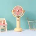 Piccolo ventilatore da tavolo portatile e ricaricabile via USB con diverse velocità per l'estate. - Giallo