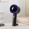 Ventilatore portatile ad alta velocità con display digitale e base di ricarica, viola. - Nero