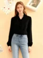 Damen lässige langarm Rüschen V-Ausschnitt schwarze Bluse mit hellblauen Jeans stilvolles Outfit - Schwarz