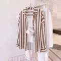 Vista detallada del conjunto de camisa de gasa a rayas retro, estilo vacacional casual. - S / Rayas Caqui