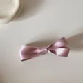 Vista detallada de un lindo pasador de pelo con lazo de satén rosa, estilo elegante. - Pinzas de pelo pico de pato / 2# Pinza de Pico de Pato con Lazo de Doble Capa Rosa