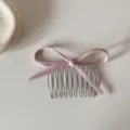 Vista detallada de una peineta metálica con lazo rosa, accesorio para el cabello minimalista. - Peineta para el pelo / 4# Peineta con Lazo en Ocho Rosa