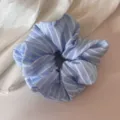 Blauw met witte gestreepte haarrekkertje, zachte stof, gedetailleerd overzicht voor dagelijks. - Blauw Gestreept