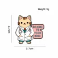 Spilla smaltata gatto medico, simpatica spilla animale per zaini e vestiti, 3,7cm. - Gatto Sii Gentile Con La Tua Mente (CZ3336-2)