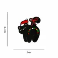 Spilla natalizia in smalto gatto nero, grazioso accessorio festivo per zaini e cappotti invernali. - Gatto Nero Con Cappello Di Natale Rosso (CZ4602-1)