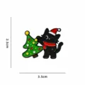 Spilla smaltata gatto nero di Natale simpatica spilla cartone animato per zaino e vestiti. - Gatto Nero Che Abbraccia L'albero Di Natale (CZ4602-2)